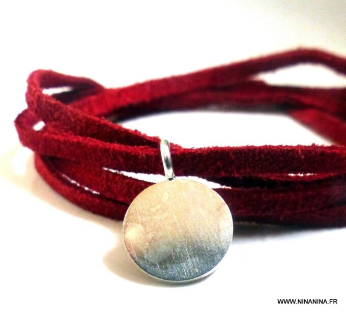 N1578a_Bracelet_femme_wrap_cordon_daim_rouge_medaille_argent_925_massif_NINANINA