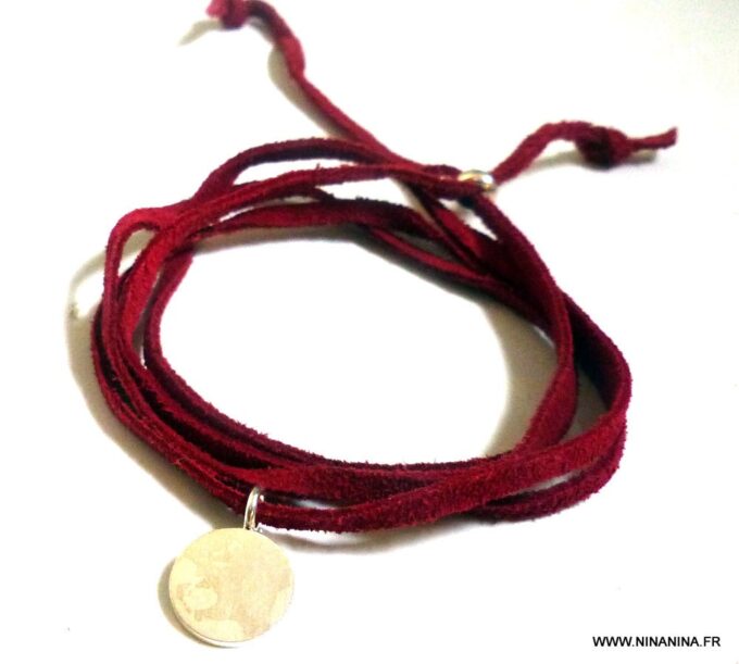 N1578m_Bracelet_femme_wrap_cordon_daim_rouge_medaille_argent_925_massif_NINANINA-1