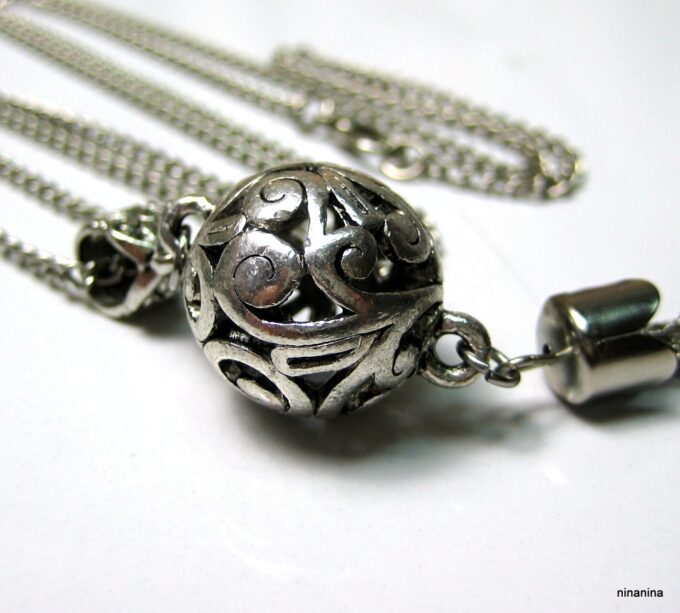 N1653tere_collier_sautoir_pompon_metal_argente-1