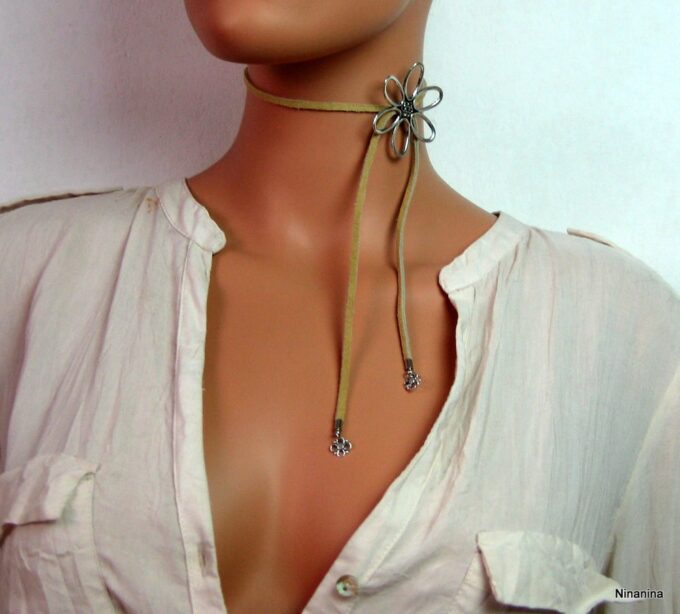 N1825tera_collier_cordon_daim_et_fleur_argent