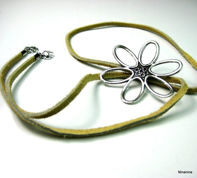 N1825tere_collier_cordon_daim_et_fleur_argent