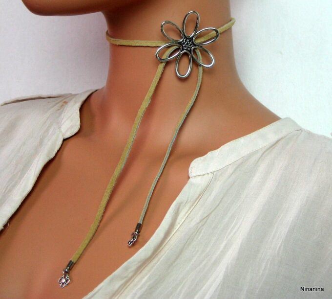 N1825terj_collier_cordon_daim_et_fleur_argent