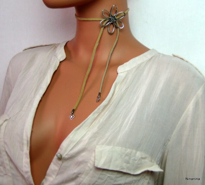 N1825terk_collier_cordon_daim_et_fleur_argent