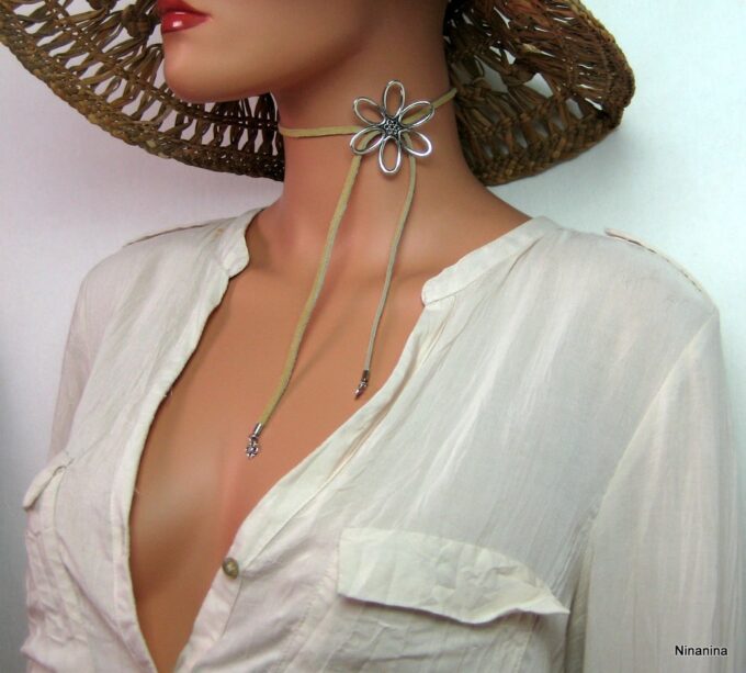 N1825term_collier_cordon_daim_et_fleur_argent