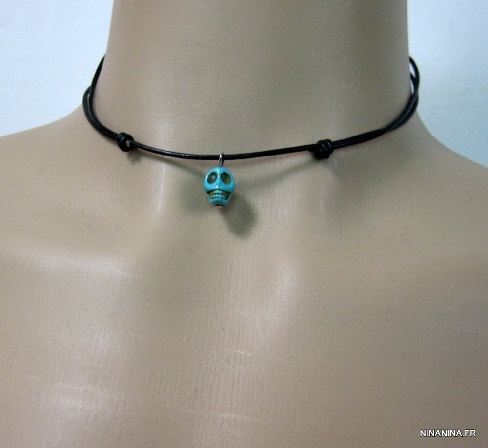 Collier tete de mort bleue turquoise cordon cuir réglable – Image 3