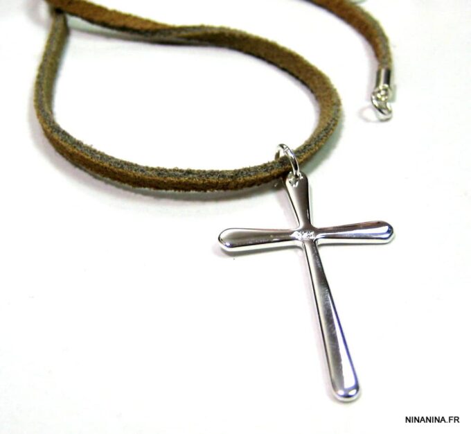 N2033TERg_collier_homme_daim_croix_plaque_argent