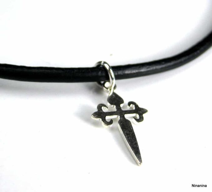 N2088terc_collier_cordon_cuir_et_croix_argent_massif