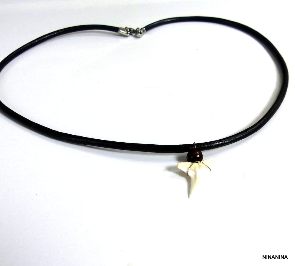 Collier Ethnique Pendentif Dent de requin véritable sur cordon cuir – Image 3