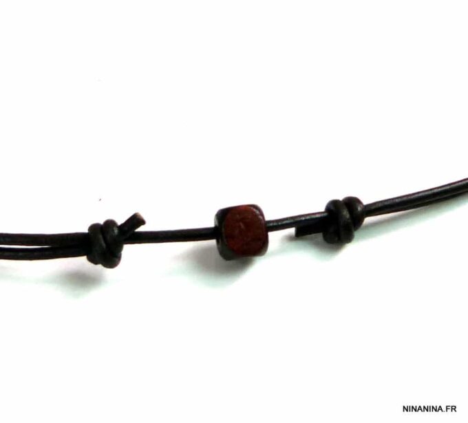 N2308ter_collier_cordon_cuir_perle_carree_bois