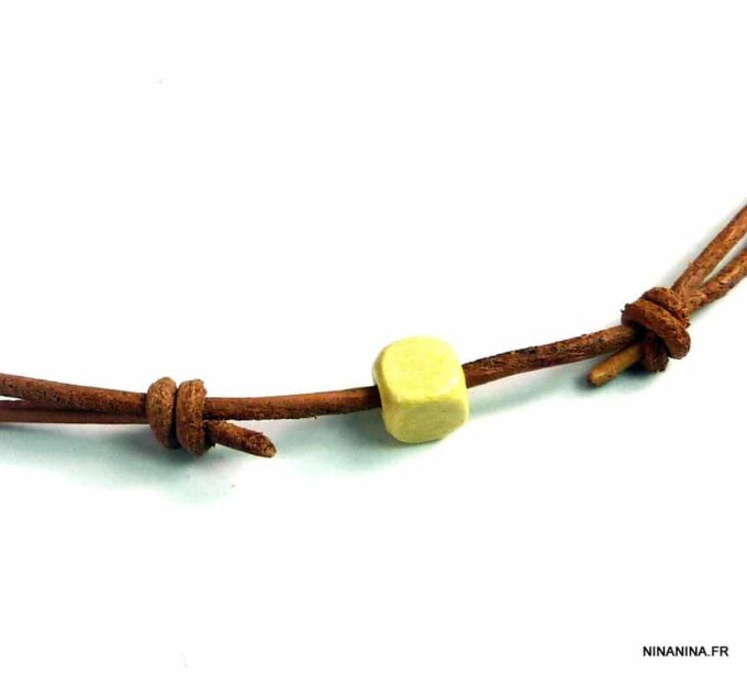 N2308tera_collier_cordon_cuir_perle_carree_bois