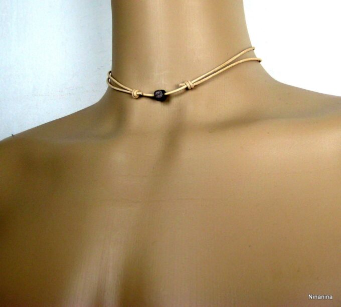 N2308tere_colier_cordon_cuir_et_perle_bois