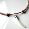 N2379_collier_cuir_homme_dent_de_tigre