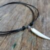 N2379a_Collier_homme_cordon_cuir_dent_de_tigre_nacre_-_Bijoux_Colliers_en_ligne_Ninanina