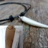 N2379c_Collier_homme_cordon_cuir_dent_de_tigre_nacre_-_Bijoux_Colliers_en_ligne_Ninanina