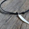 N2379k_Collier_homme_cordon_cuir_dent_de_tigre_nacre_-_Bijoux_Colliers_en_ligne_Ninanina