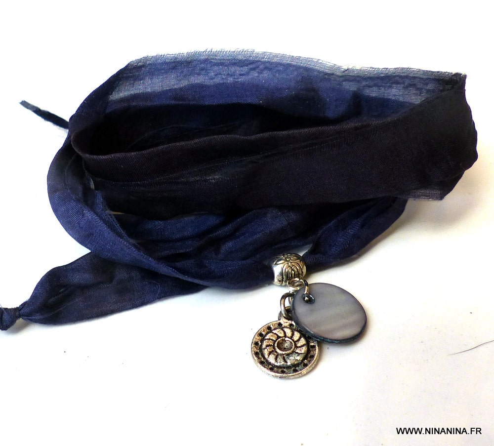 Bracelet ruban soie bleu nuit et breloque nacre