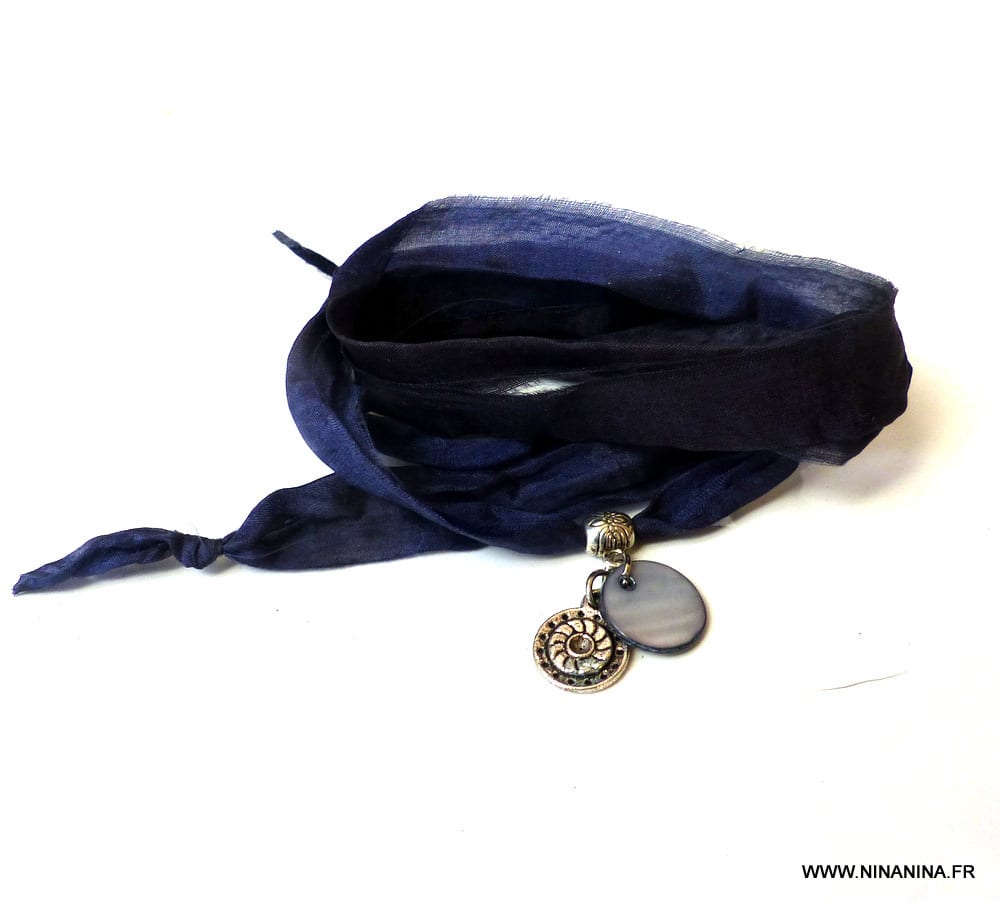 Bracelet ruban soie bleu nuit et breloque nacre – Image 3