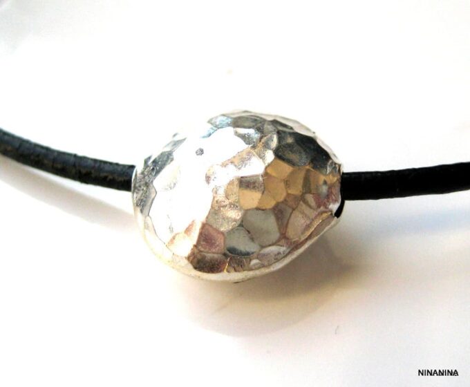 N2390a_bracelet_cordon_cuir_et_perle_argent_massif_martele