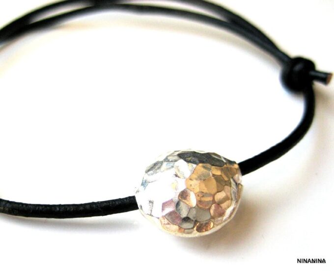 N2390b_bracelet_cordon_cuir_et_perle_argent_massif_martele