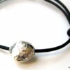 N2390c_bracelet_cordon_cuir_et_perle_argent_massif_martele