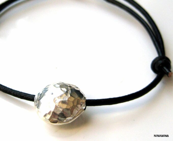 N2390c_bracelet_cordon_cuir_et_perle_argent_massif_martele