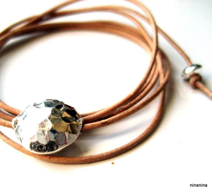 N2391c_bracelet_cordon_cuir_et_perle_argent_massif_martele-001