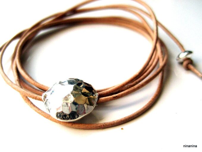 N2391c_bracelet_cordon_cuir_et_perle_argent_massif_martele