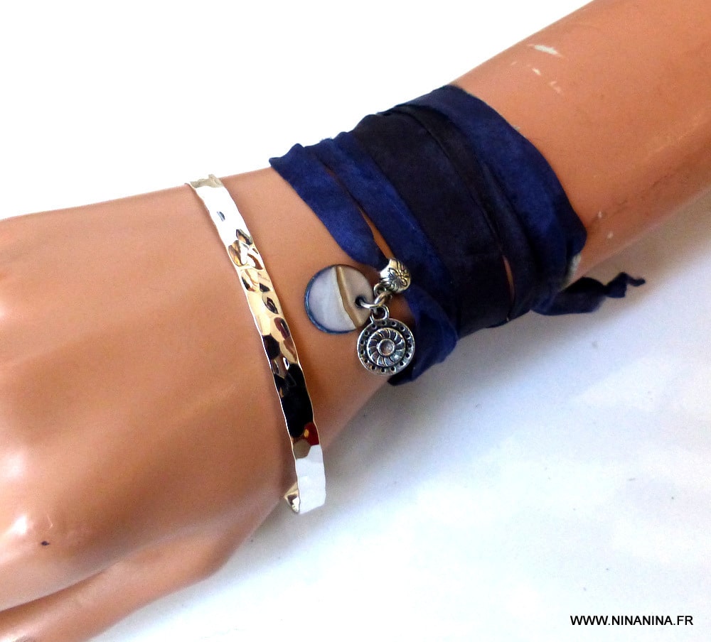 Bracelet ruban soie bleu nuit et breloque nacre – Image 4