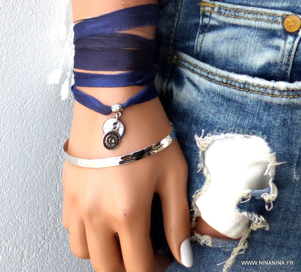 Bracelet ruban soie bleu nuit et breloque nacre – Image 5