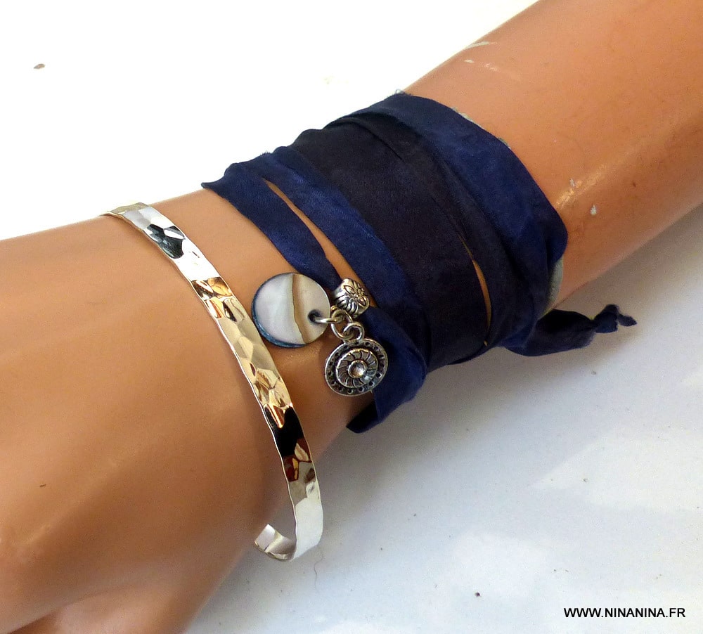 Bracelet ruban soie bleu nuit et breloque nacre – Image 8