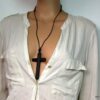 N2431terg_collier_cordon_cuir_et_croix_bois