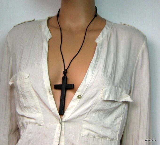 N2431terg_collier_cordon_cuir_et_croix_bois