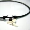 N2438ter_collier_cordon_cuir_dent_de_requin