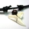 N2438tera_collier_cordon_cuir_dent_de_requin
