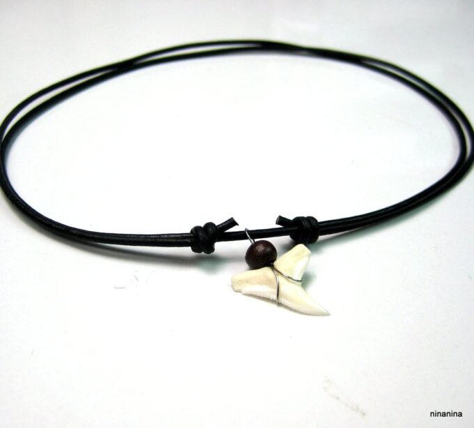 N2438terb_collier_cordon_cuir_dent_de_requin