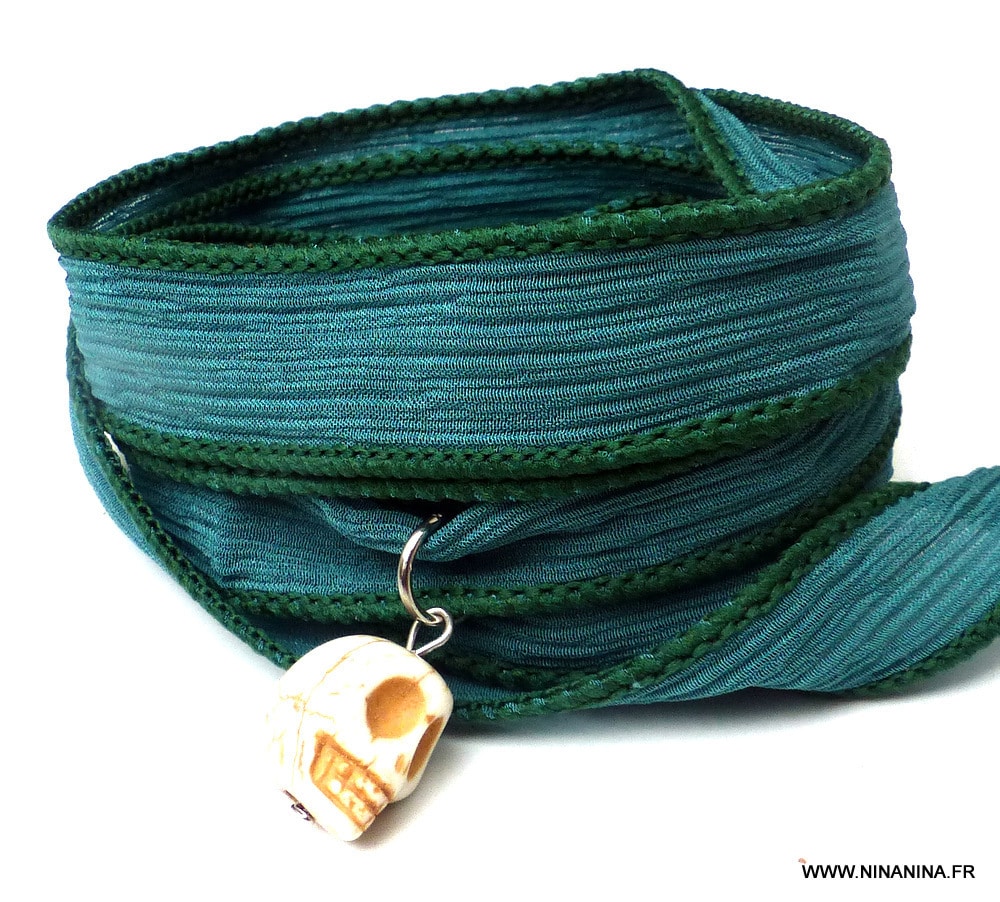 Bracelet en soie lavée breloque tête de mort turquoise