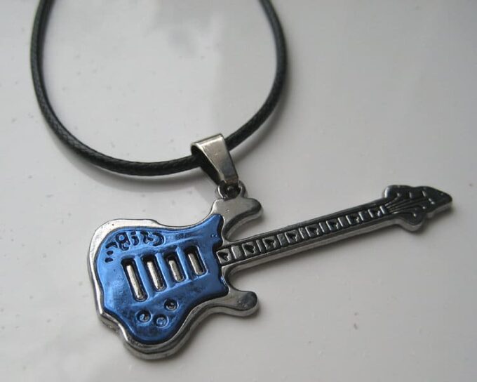 N2471_collier_homme_guitare_metal