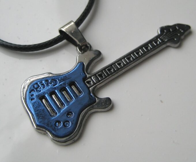 N2471a_collier_homme_guitare_metal