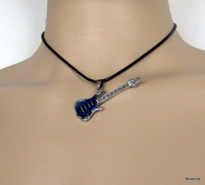 N2471terd_collier_cordon_guitare_bleue