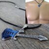 N2471tere_Collier_homme_cordon_guitare_bass_bleue