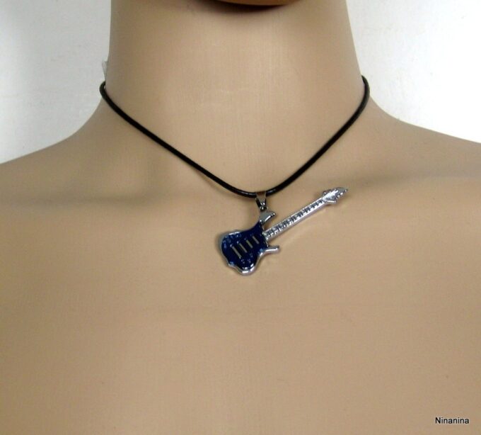 N2471tere_collier_cordon_guitare_bleue