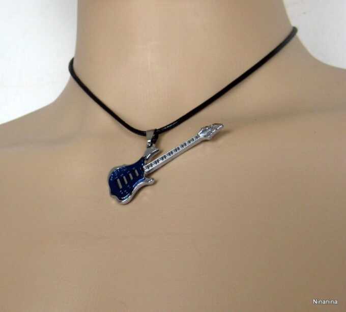 N2471terf_collier_cordon_guitare_bleue