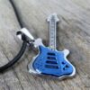N2471terj_Collier_homme_cordon_guitare_bass_bleue