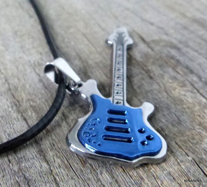 N2471terj_Collier_homme_cordon_guitare_bass_bleue
