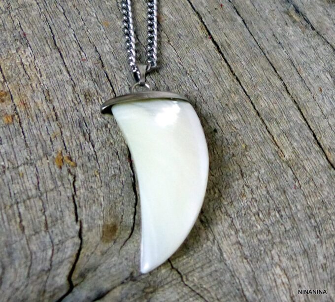 N2486tera_Collier_long_-_sautoir_dent_de_requin_nacre_acier_inoxydable-1