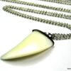 N2486tera_sautoir_dent_de_requin_nacre