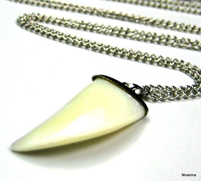 N2486tera_sautoir_dent_de_requin_nacre