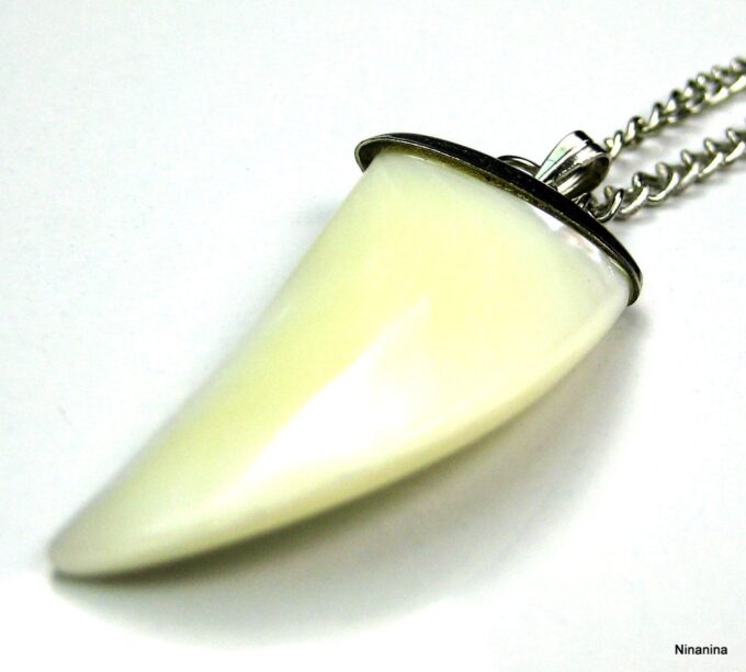 N2486terb_sautoir_dent_de_requin_nacre