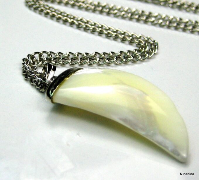 N2486terc_sautoir_dent_de_requin_nacre