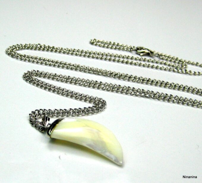 N2486terd_sautoir_dent_de_requin_nacre-1